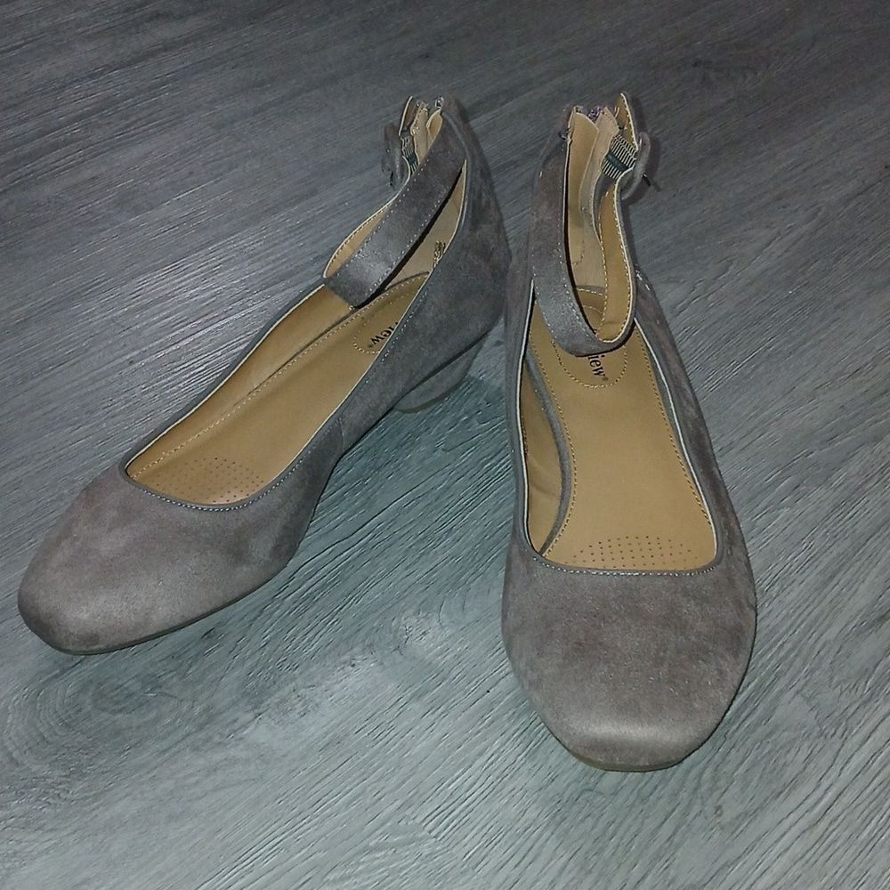 Comfortview Pixie tan ankle strap heels with embroidery on side Sz 10WW NWOT